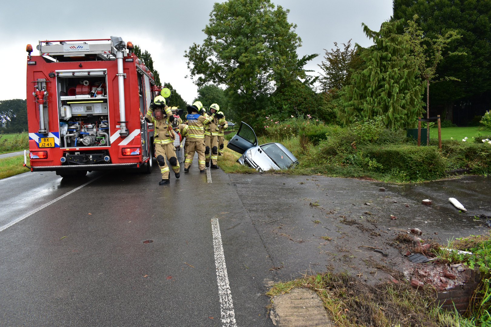 Opnieuw vliegt er een auto uit de bocht in Doornenburg