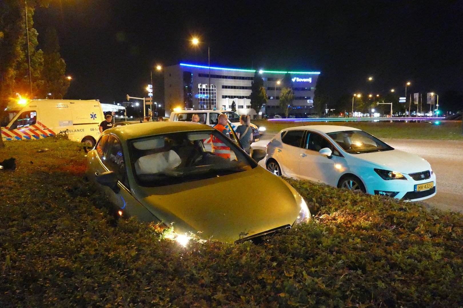 Automobilist belandt in de struiken op Takenhofplein Nijmegen