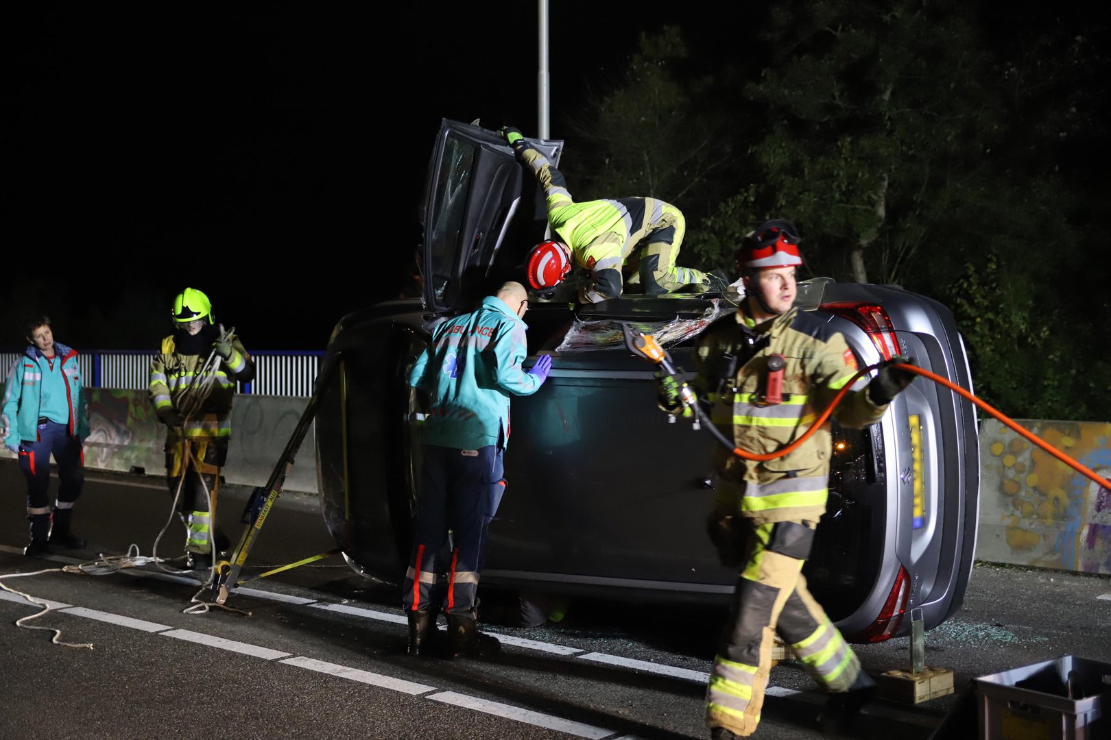 Auto op zijn zijkant bij ongeval op brug in Tiel