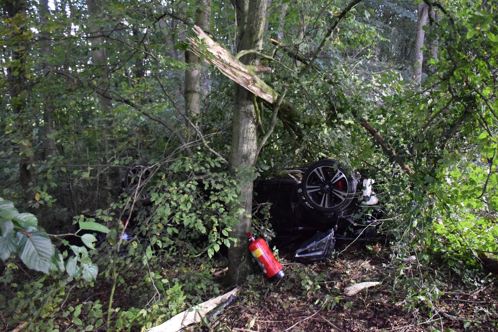 Auto belandt over de kop de in bosschage