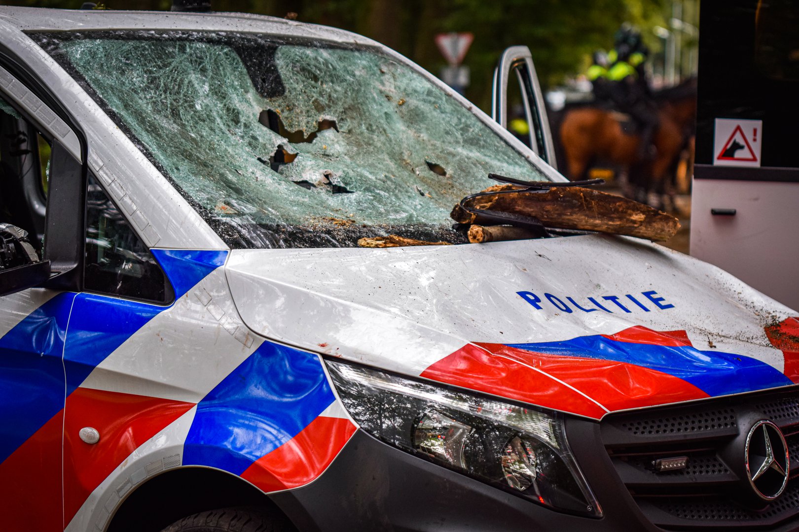 FOTO’S: Politie geeft beelden verdachten vrij na rellen NEC – Vitesse