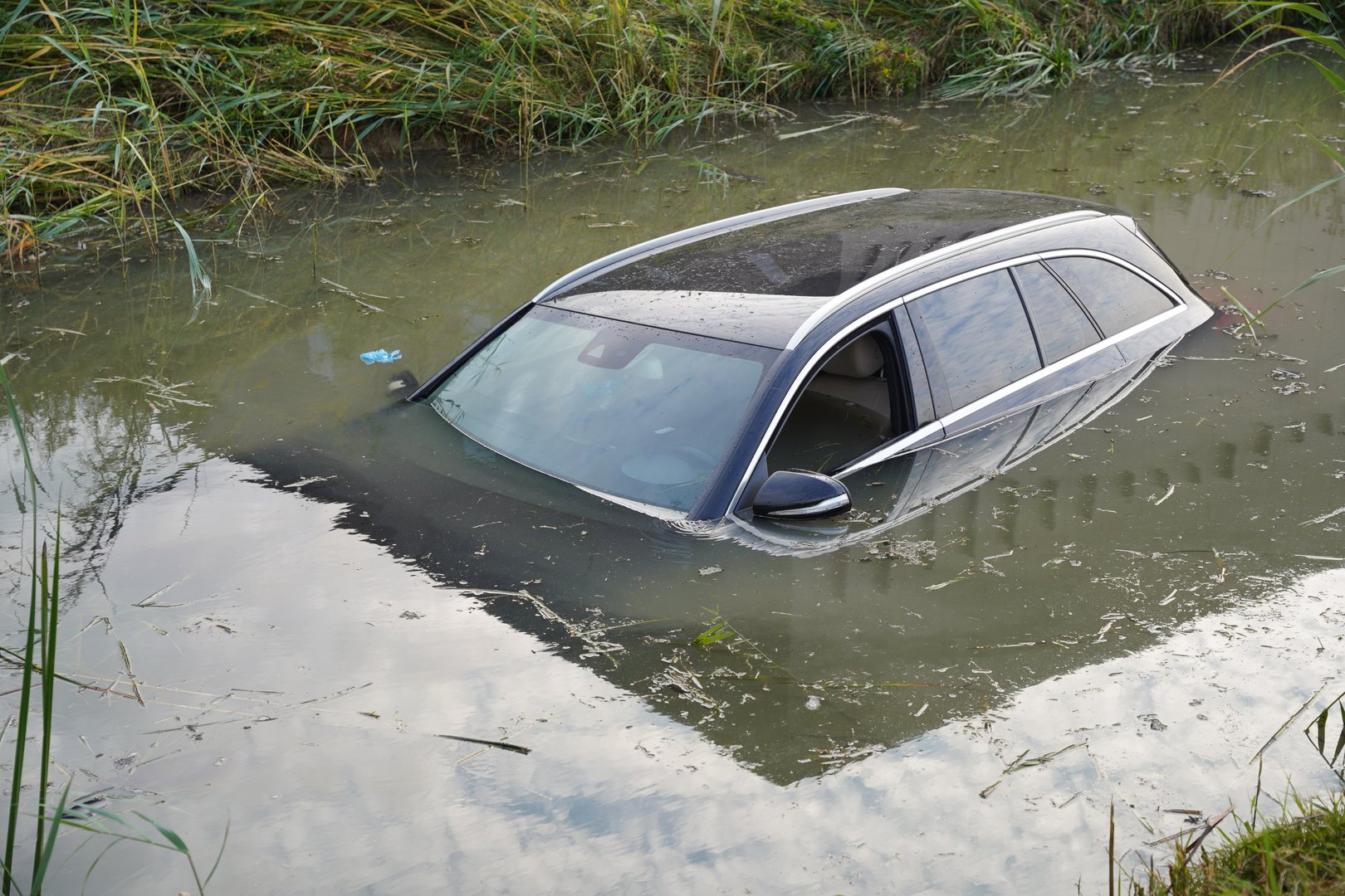 Automobilist belandt in de sloot naast A326 Wijchen