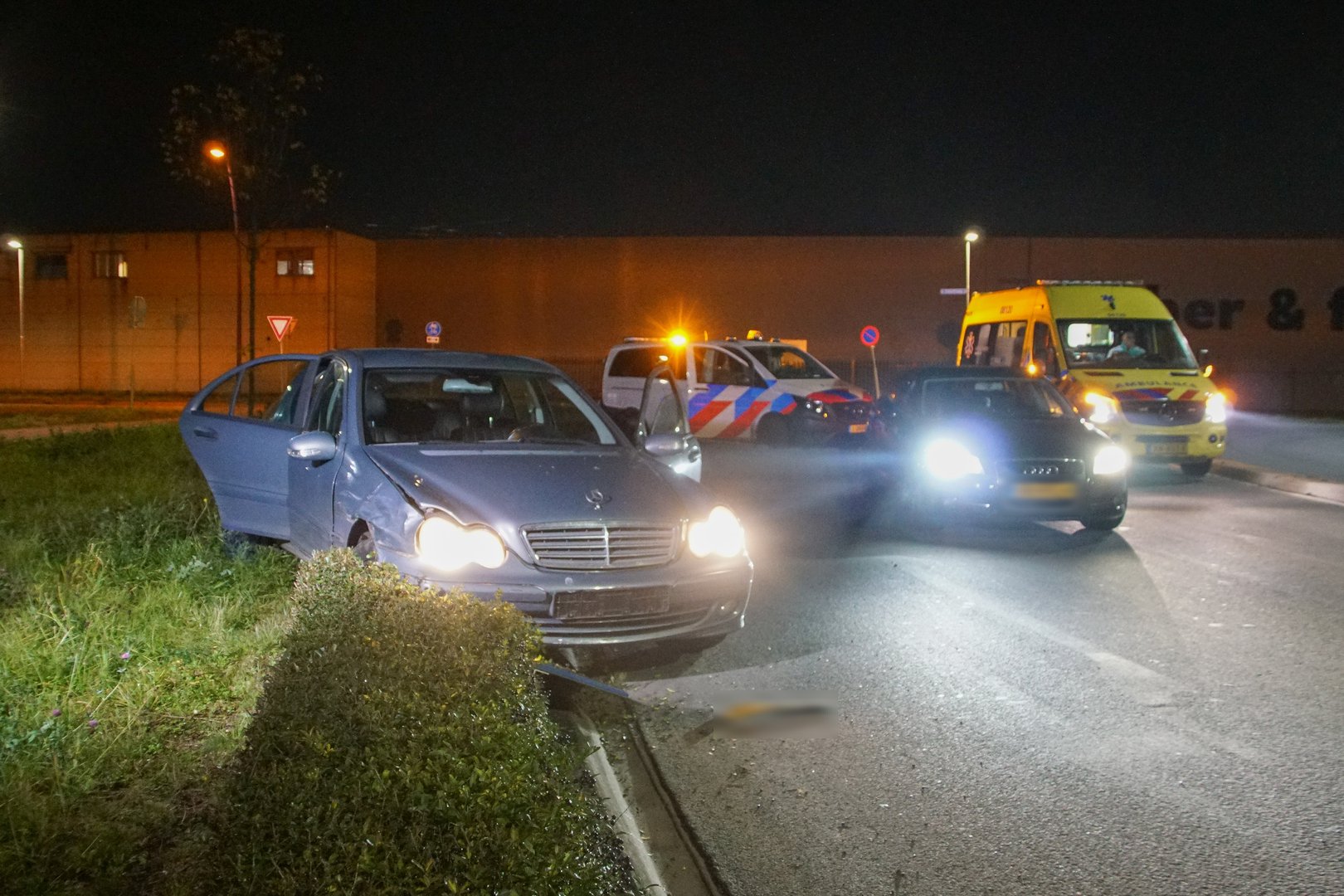 Bestuurder rijdt door na ongeval in Nijmegen en belandt in struiken