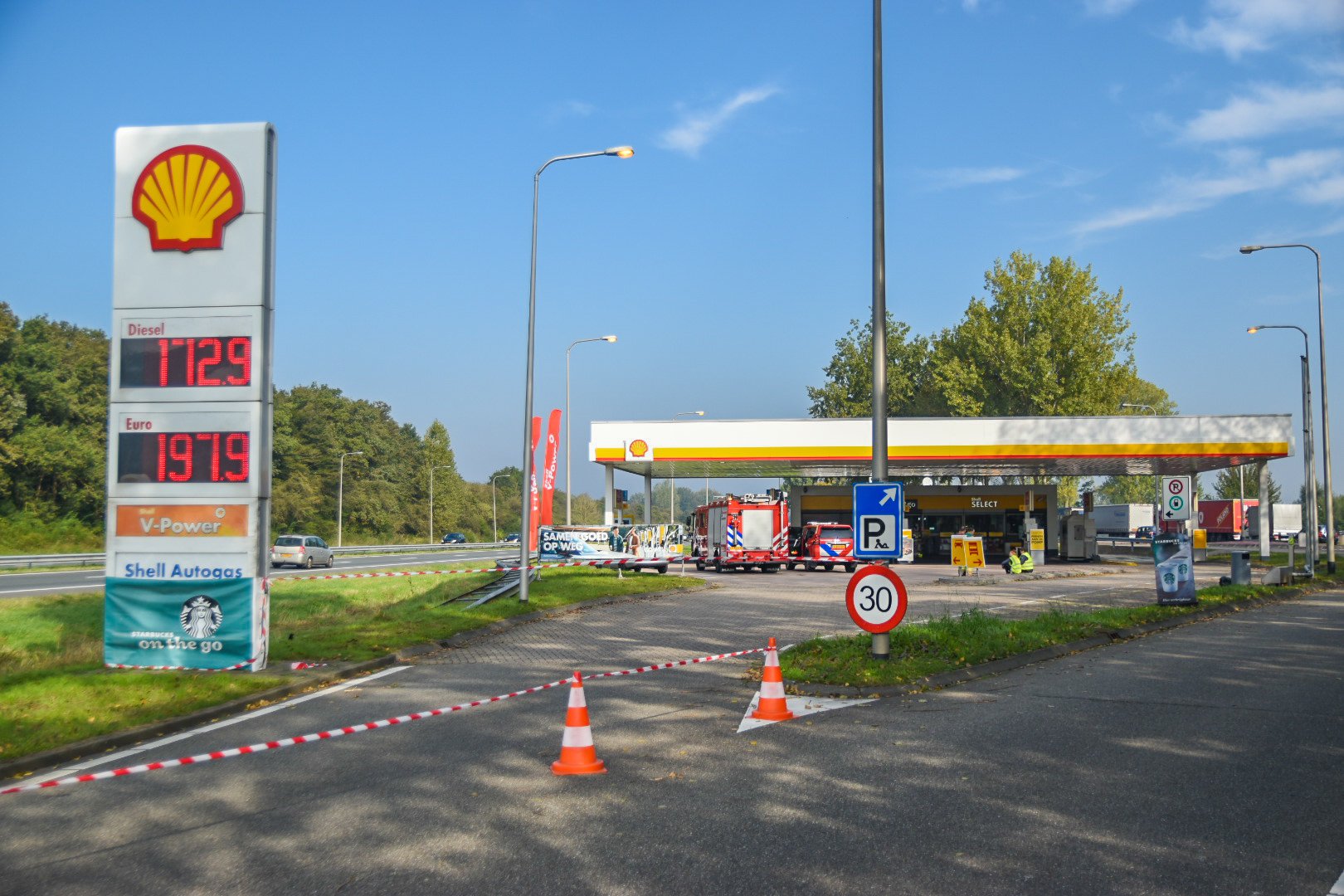 Tankstation langs A325 bij Elst afgesloten vanwege vreemde lucht