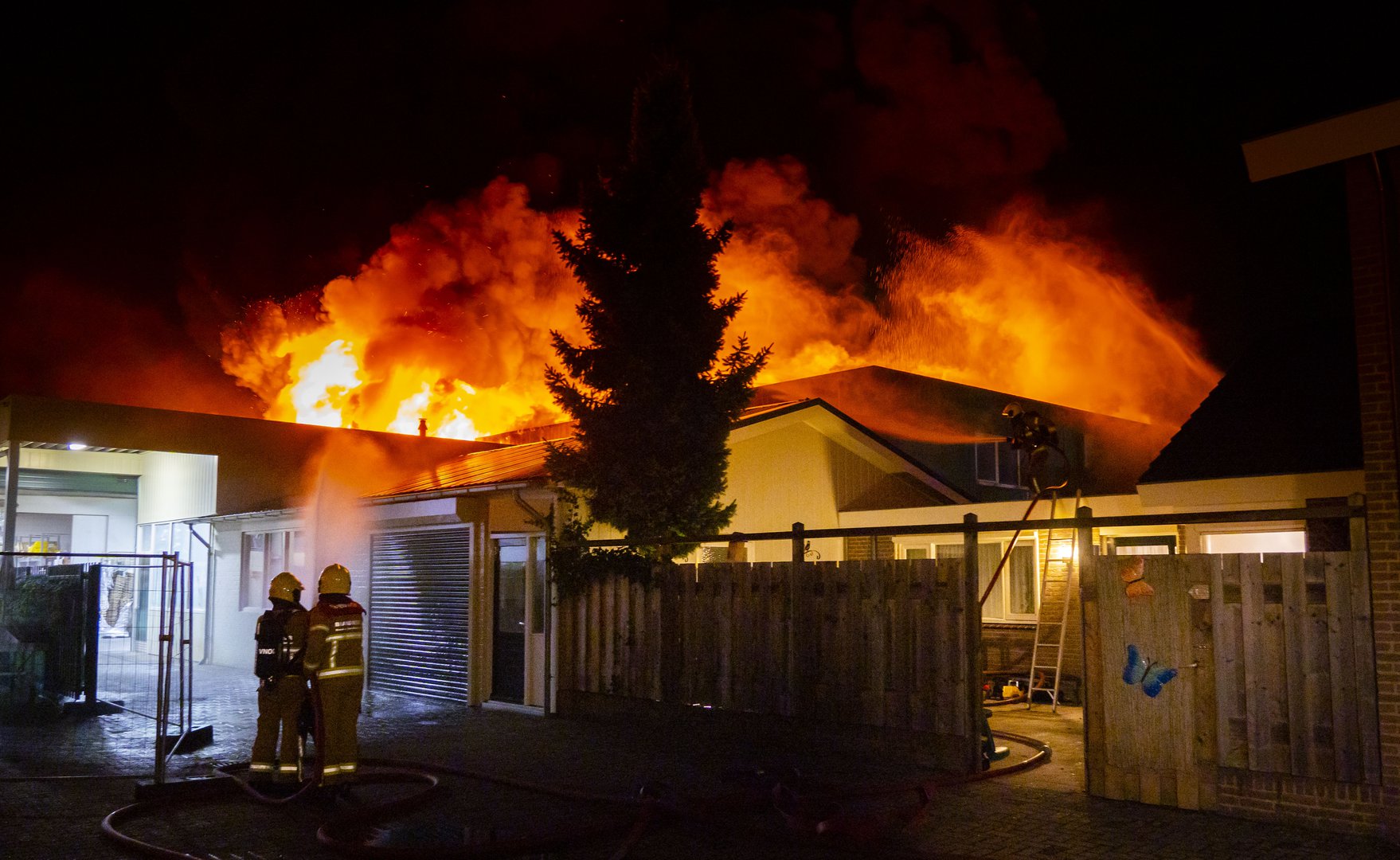 [FOTO’S EN VIDEO] Zeer grote uitslaande brand in Didam