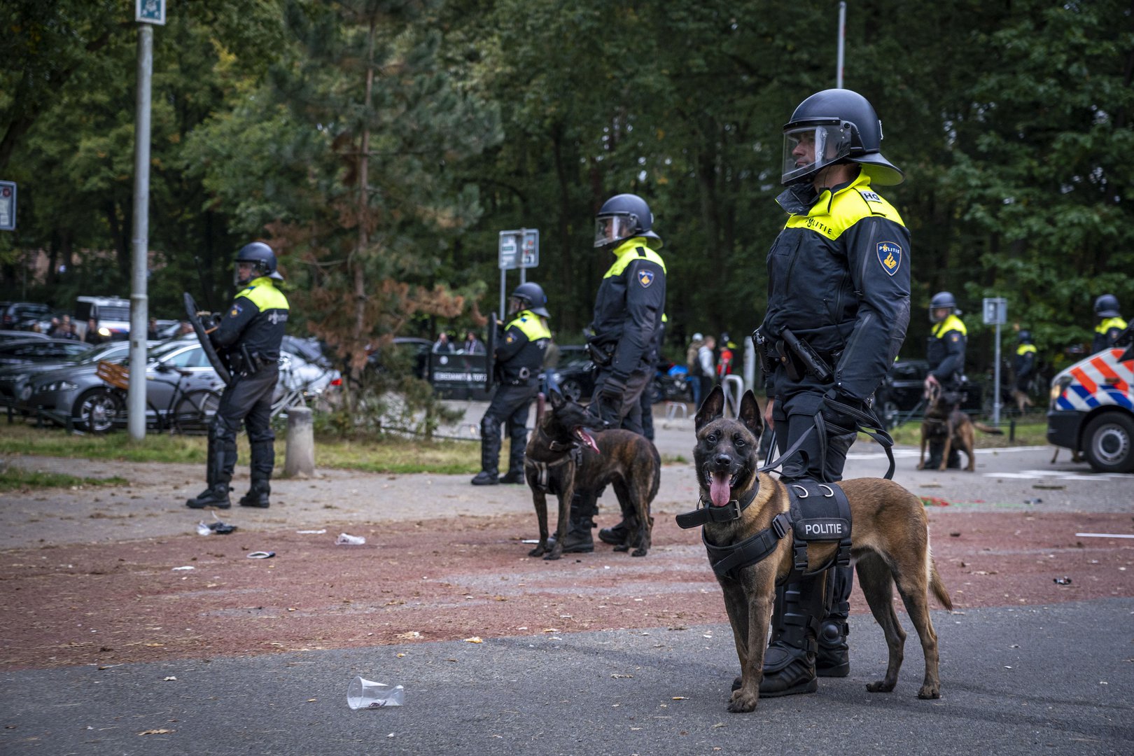 Politie waarschuwt relschoppers NEC: beelden binnenkort openbaar