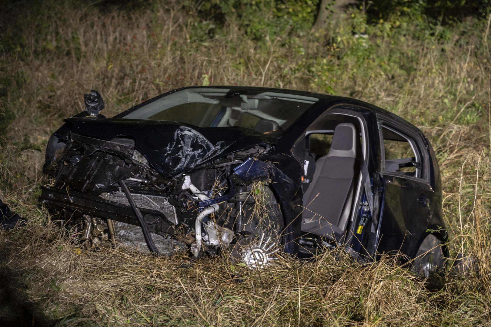 Automobilist rijdt rechtdoor over rotonde en ramt lantaarnpaal