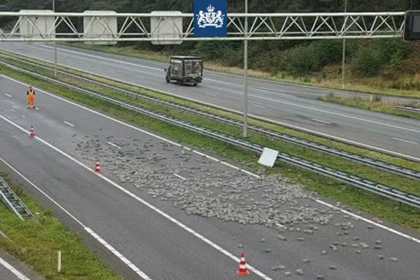 Flinke file door lading bakstenen op A50