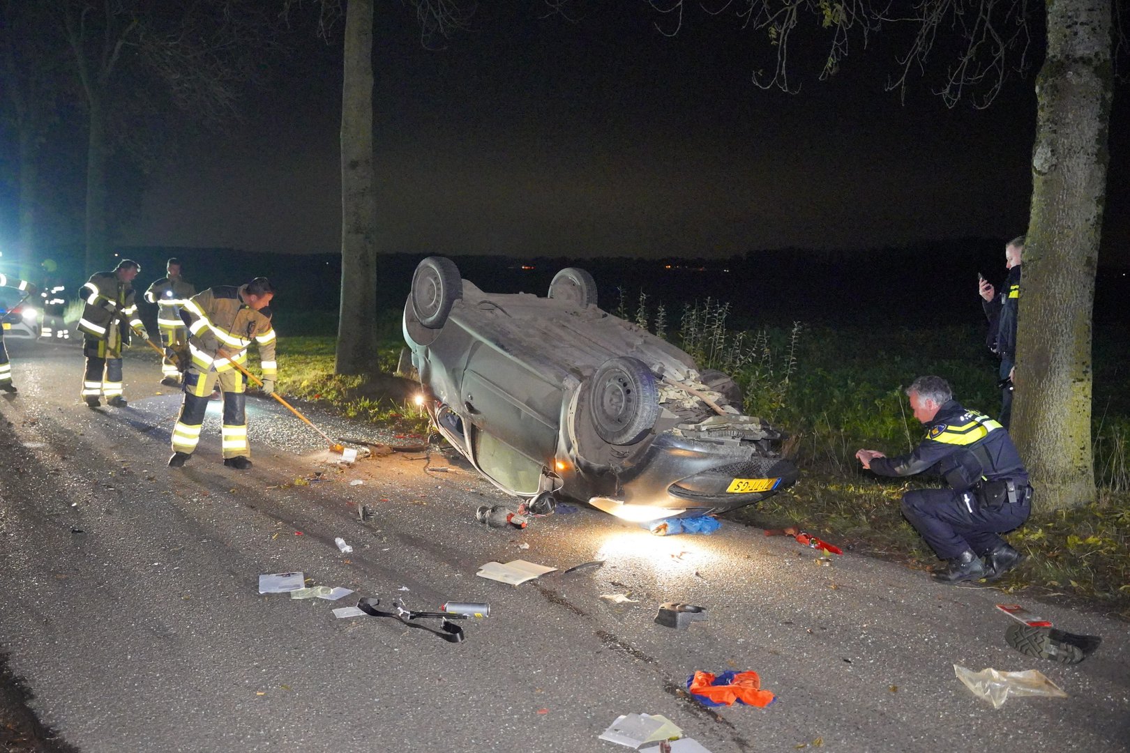 Bestuurder onder invloed knalt tegen boom en slaat over de kop