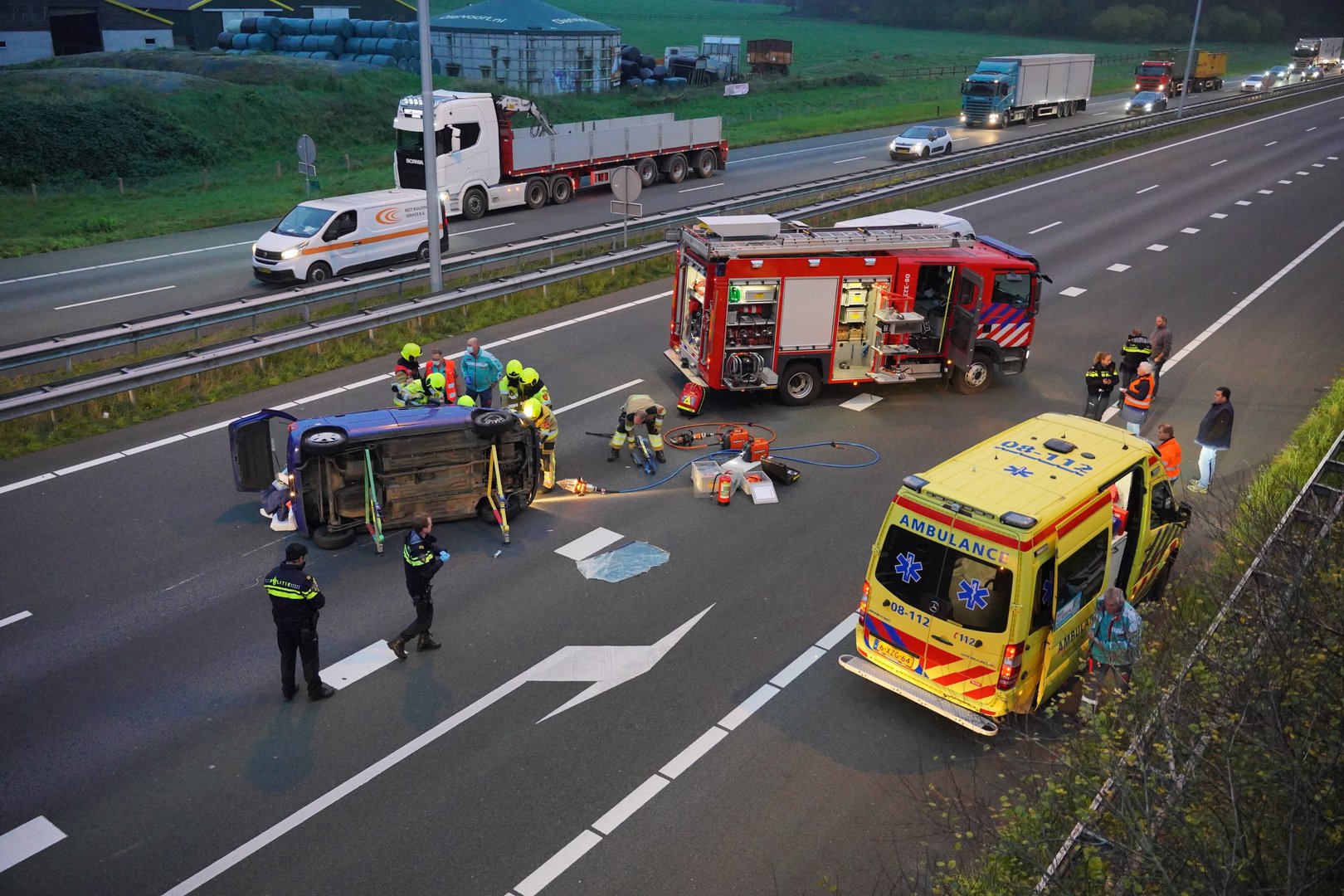 Auto slaat over de kop bij ongeval A73: lange file