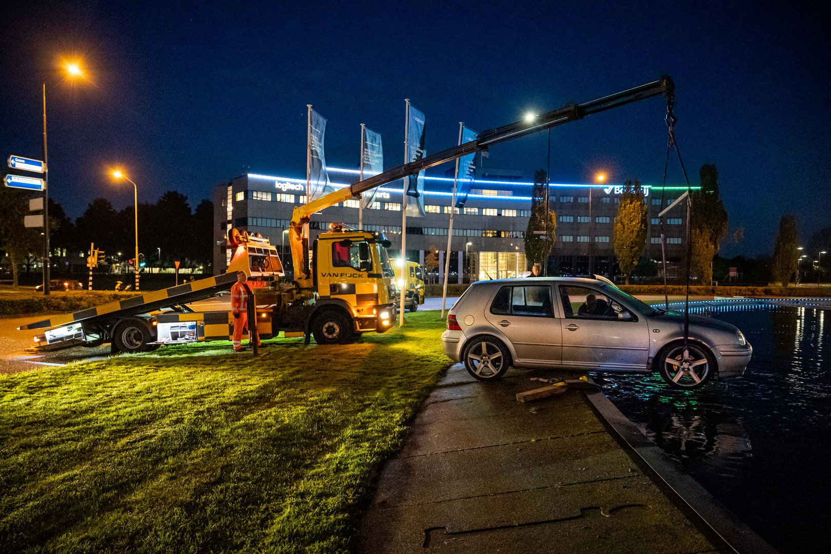 Auto rijdt zich vast op rand van fontein op Takenhofplein in Nijmegen