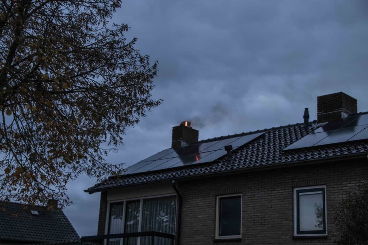 Alerte voetganger meldt schoorsteenbrand en waarschuwt bewoners