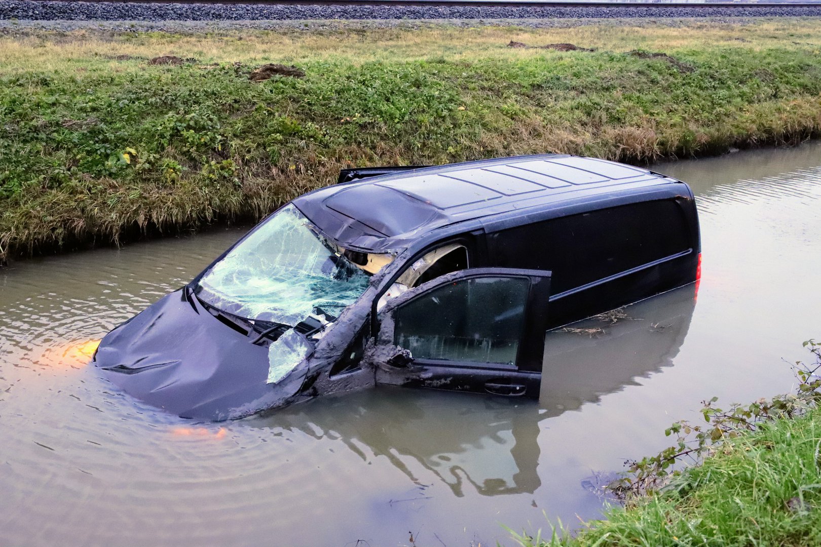 Bestelbusje raakt te water langs de A15: bestuurder gewond