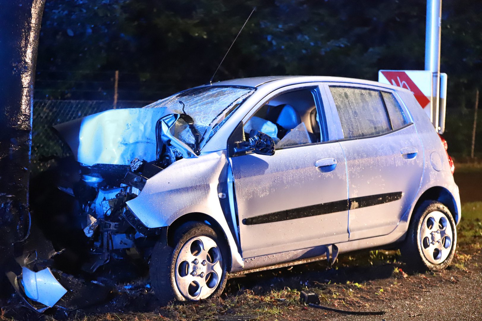 Automobilist rijdt frontaal tegen boom in Nijmegen