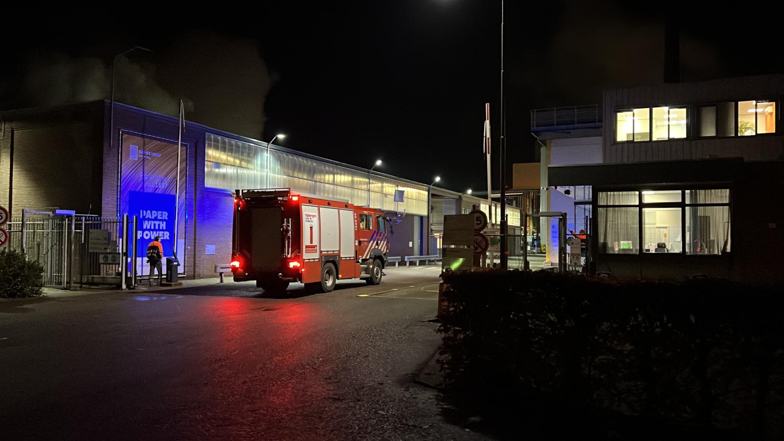 Brandweer schaalt op bij brand in papierfabriek in Eerbeek