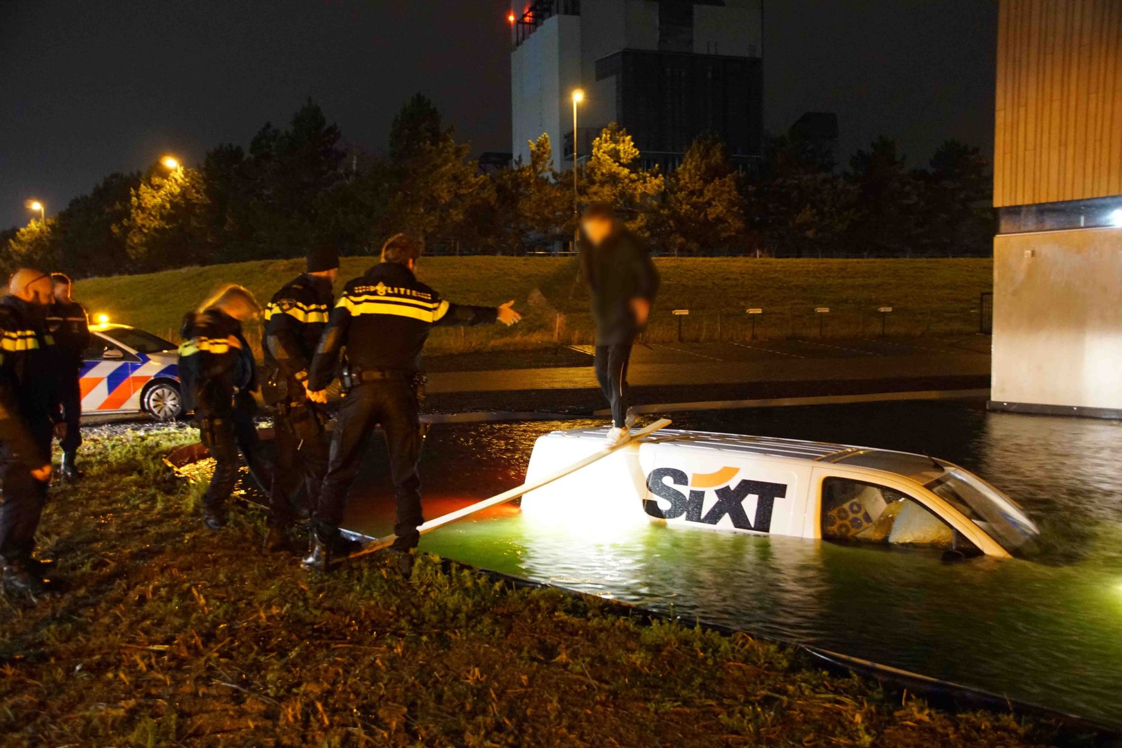 Bestuurder uit te water geraakte bestelbus gered middels houten balk in Nijmegen