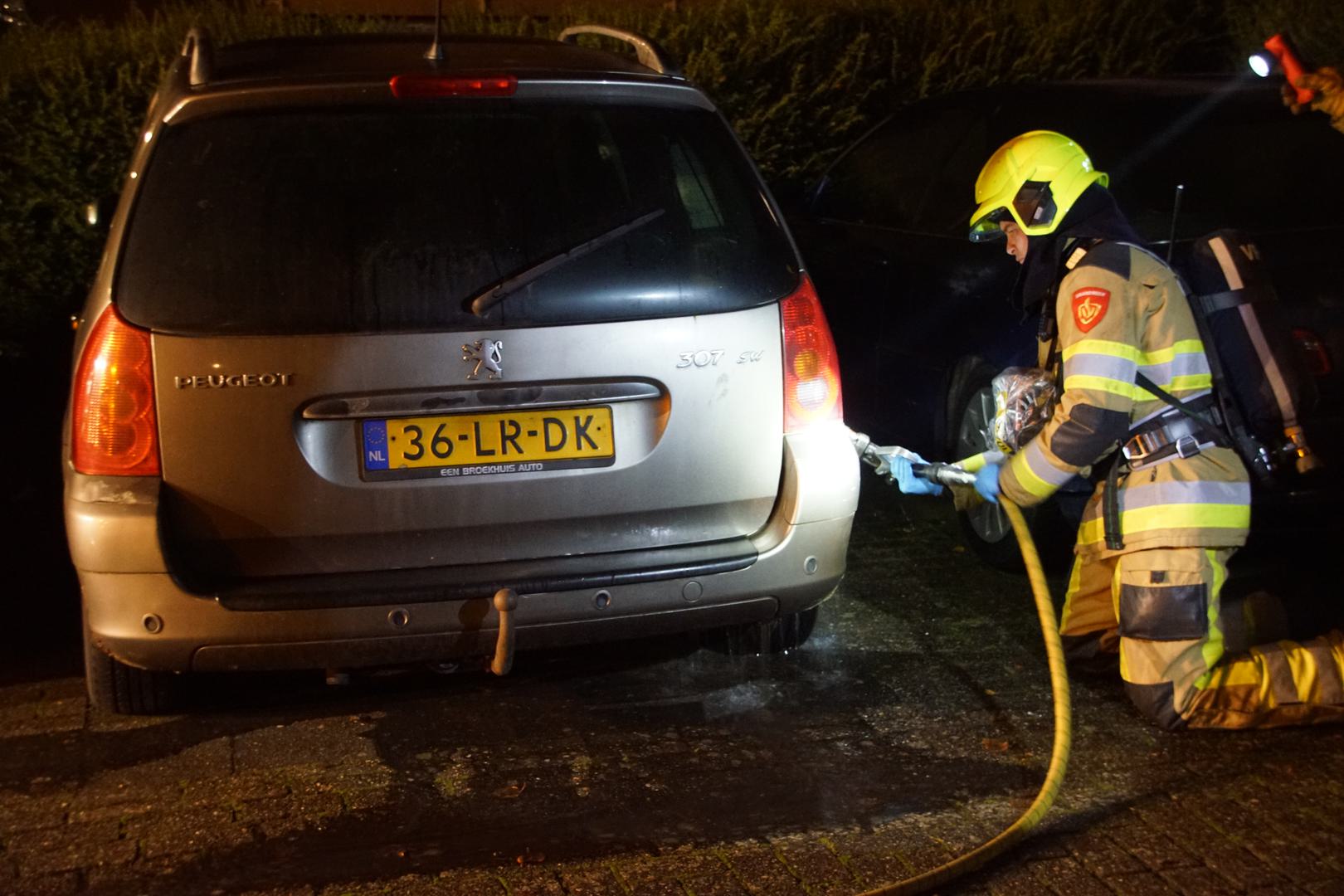 Wandelaar ontdekt beginnende autobrand en blust met pannetjes water