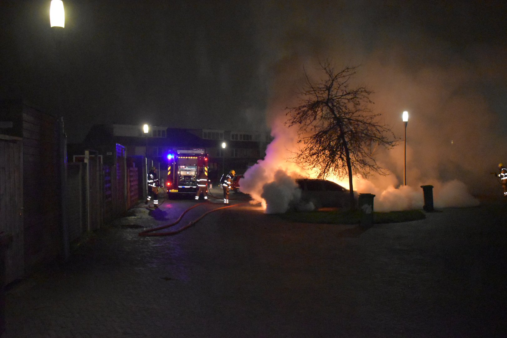 Auto’s en aanhanger gaan in vlammen op in Nijmegen