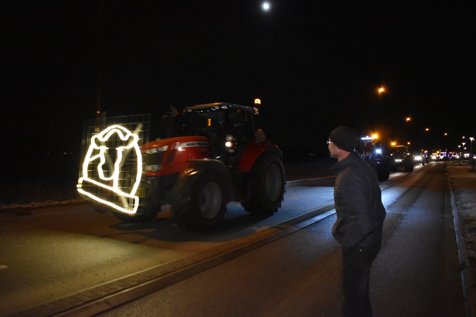 Boeren brengen kerstgroet met 70 tractoren in Arnhem en de Betuwe