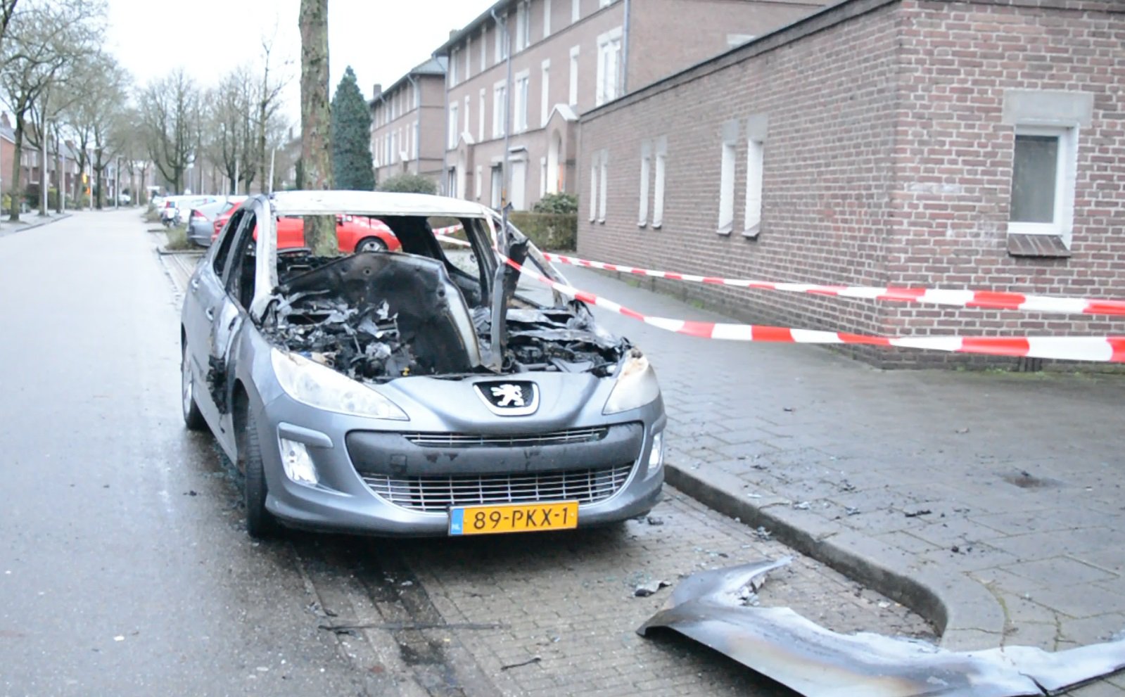 Eigenaresse geëmotioneerd na uitgebrande auto: “Spullen overleden moeder verbrand”