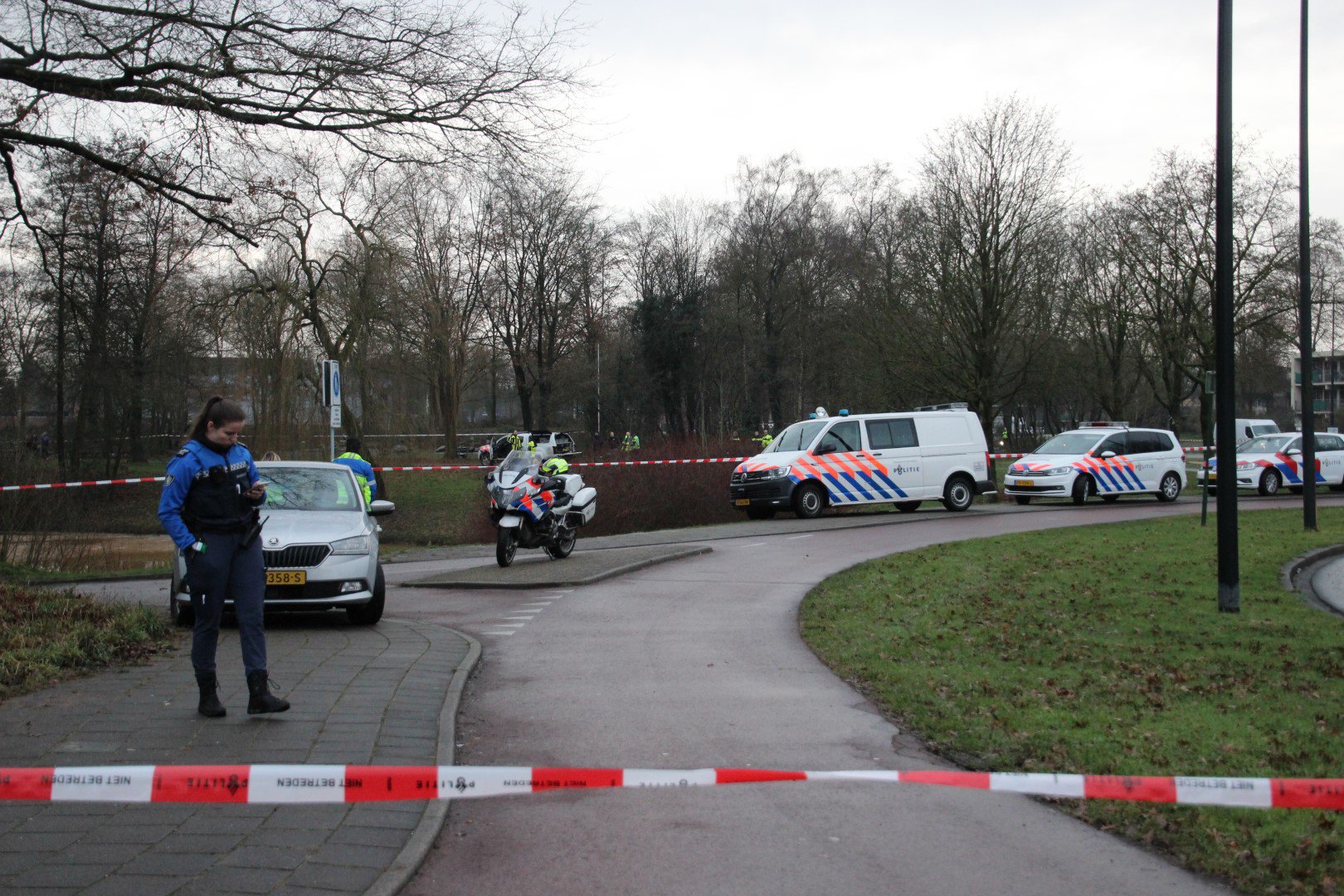 Passant ziet lichaam drijven in vijver: Politie verricht groot onderzoek