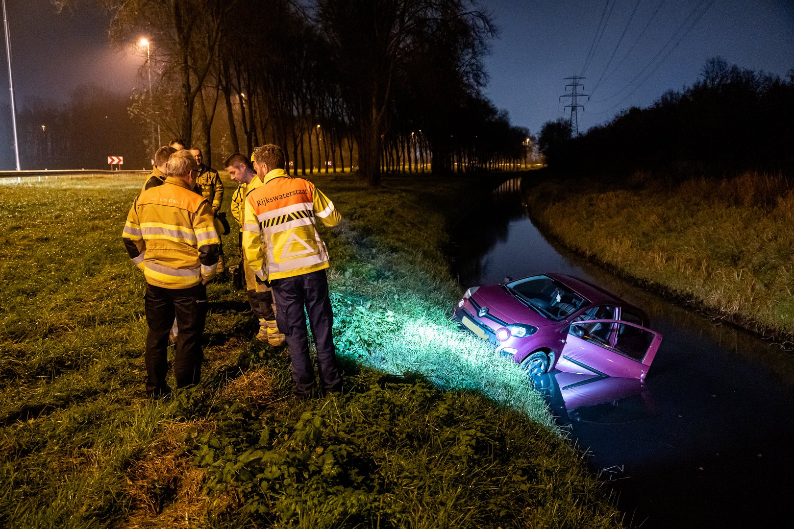 Auto te water langs A73 Nijmegen, bestuurder gevlucht