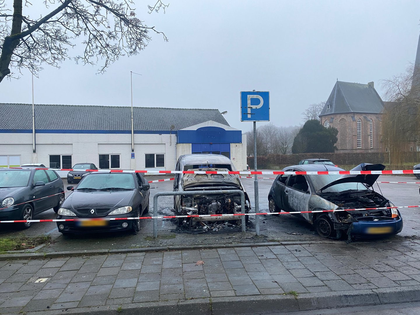 Meerdere auto’s vernield na vermoedelijk brandstichting in Groesbeek