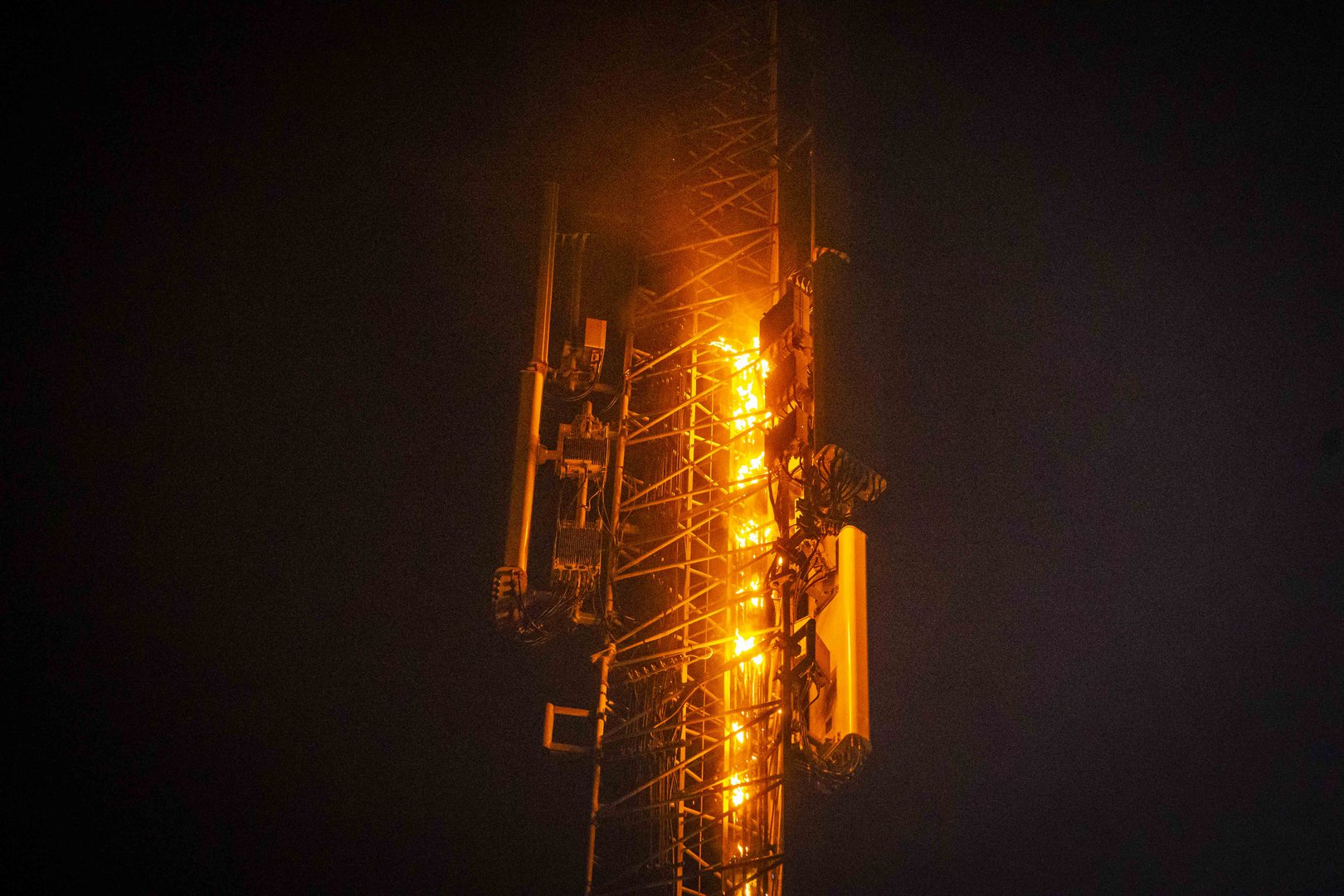 Twee zendmasten in brand gestoken in Loenen en Beekbergen