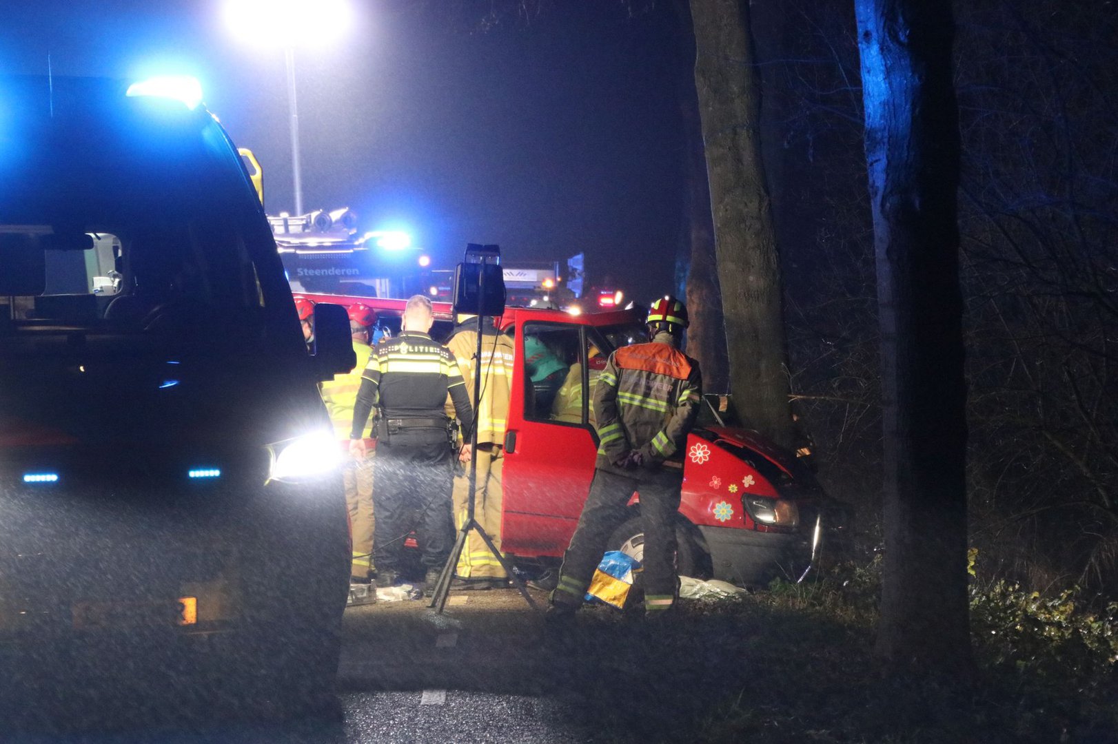 Bestelbus tegen boom in Steenderen, bestuurder gewond