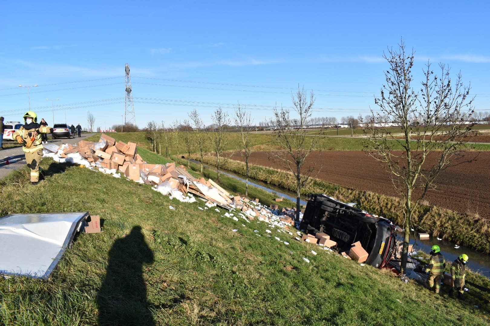 Kleine vrachtwagen knalt over vangrail in Bemmel