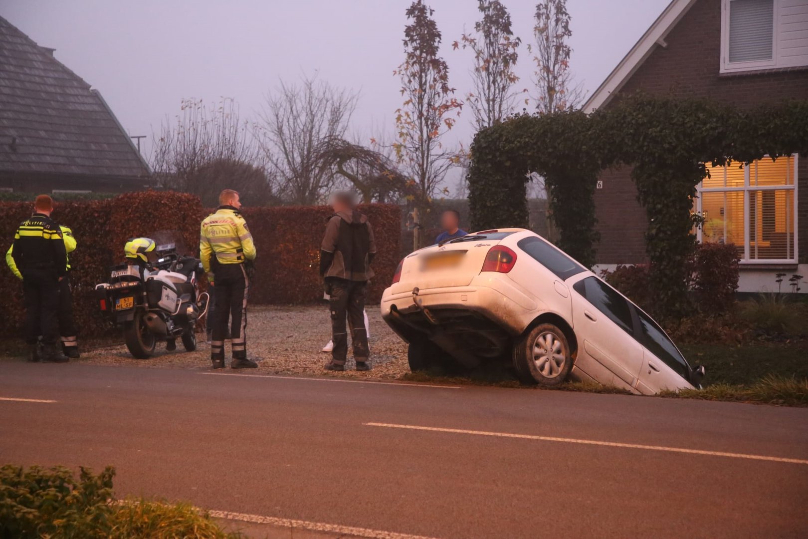 Auto belandt in sloot bij Gendt: bestuurder met politie mee