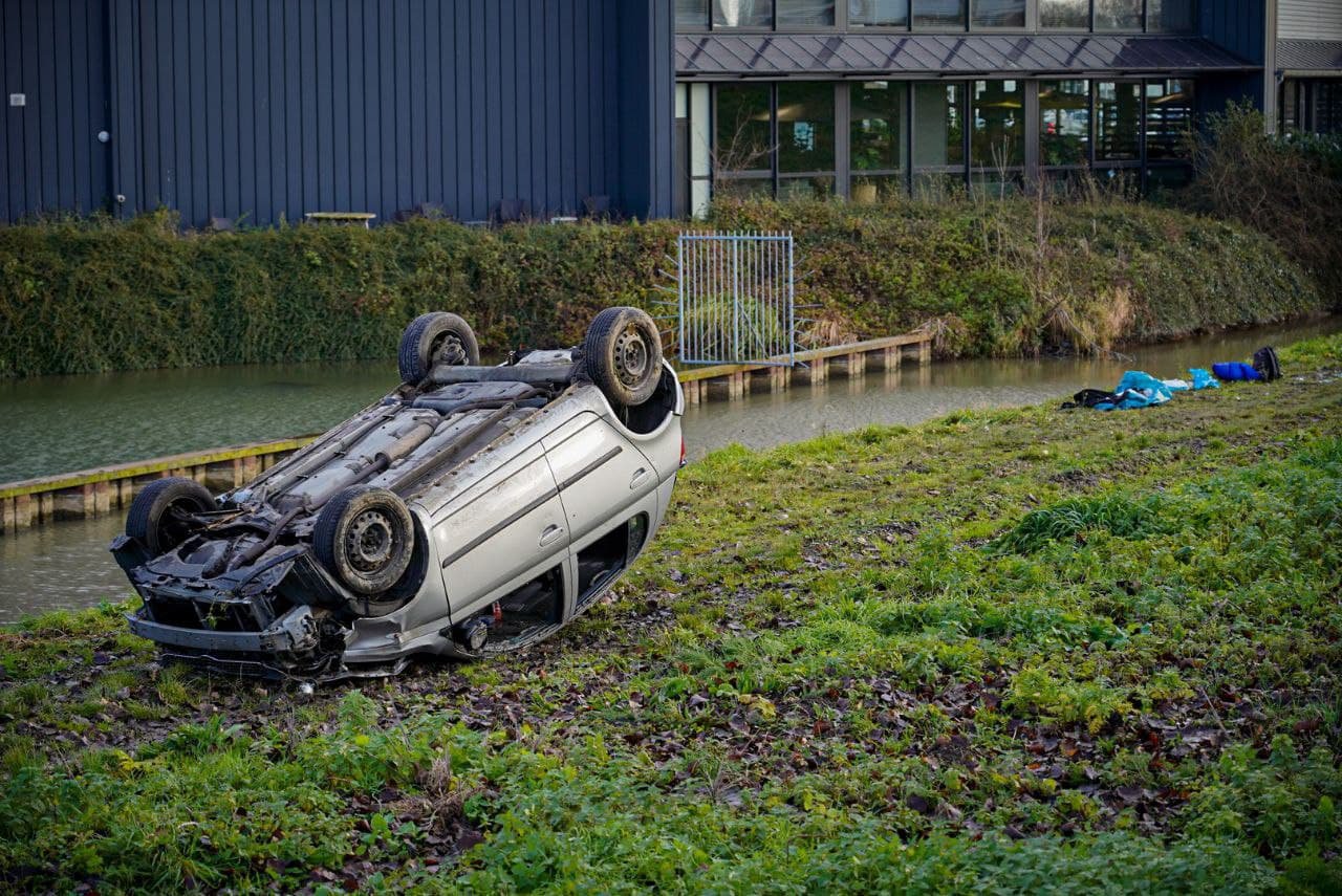 Man gereanimeerd na ernstig ongeval A73: Auto belandt op kop in sloot met water