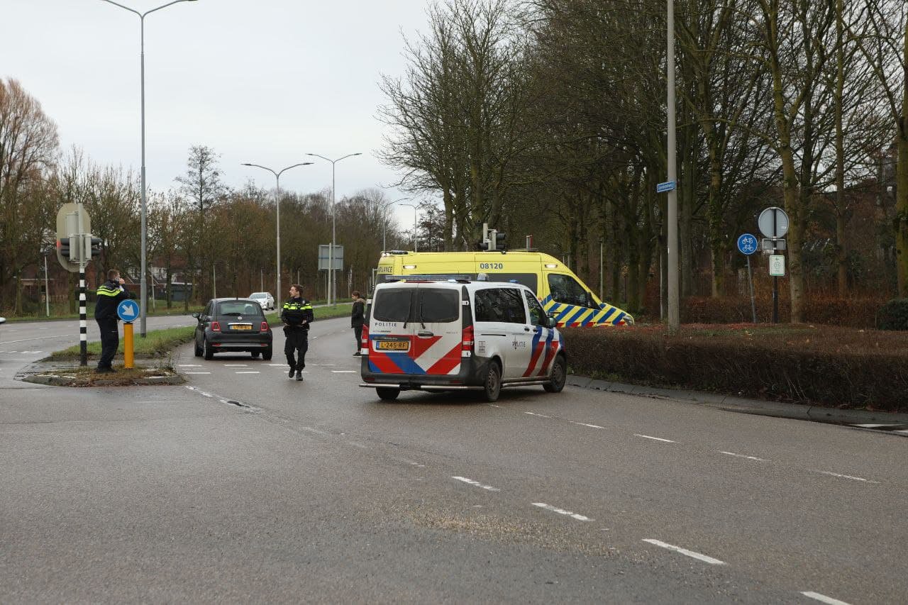 Automobilist schept fietser op kruispunt met verkeerslichten in Nijmegen