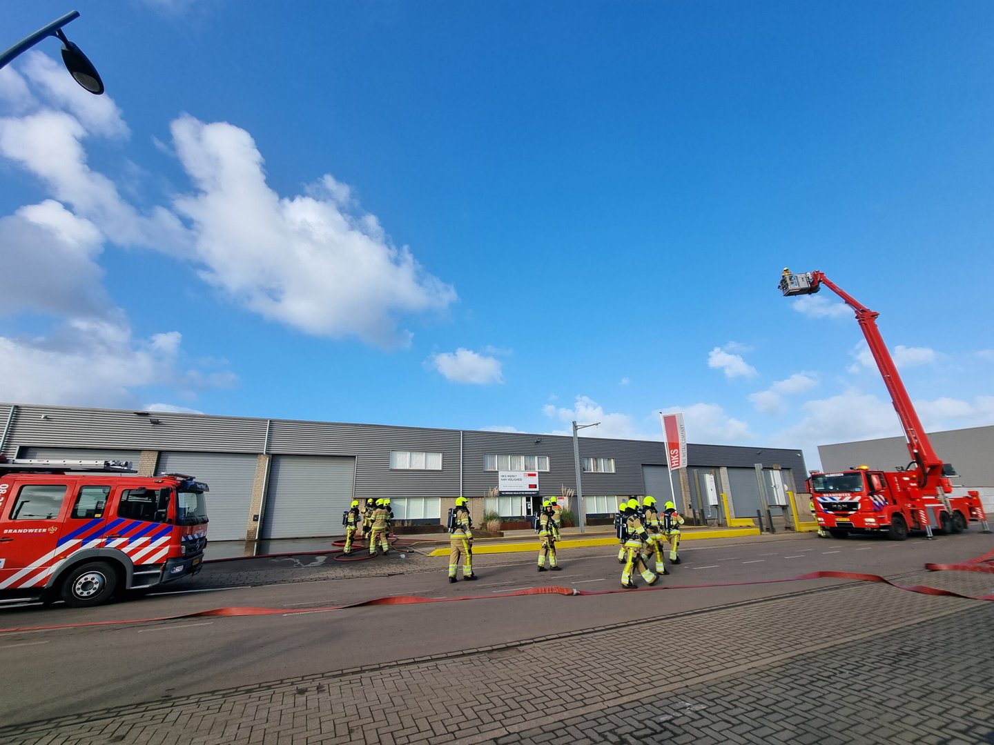 Brandweer druk met melding van zwarte rook rondom pand