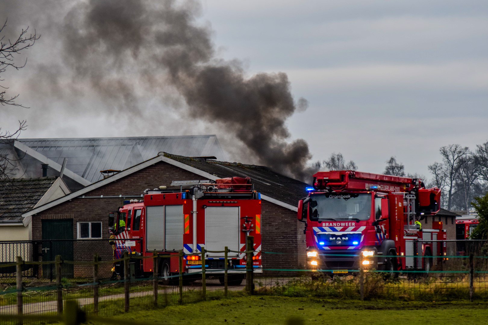 Flinke rookontwikkeling bij brand in schuur