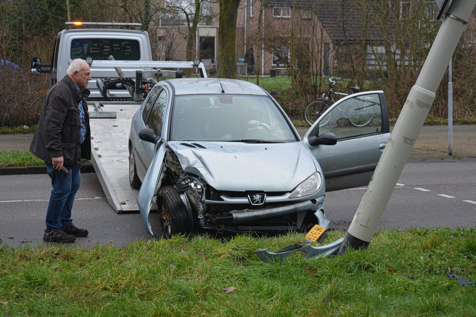 Bestuurder raakt macht over het stuur kwijt en klapt tegen lantaarnpaal