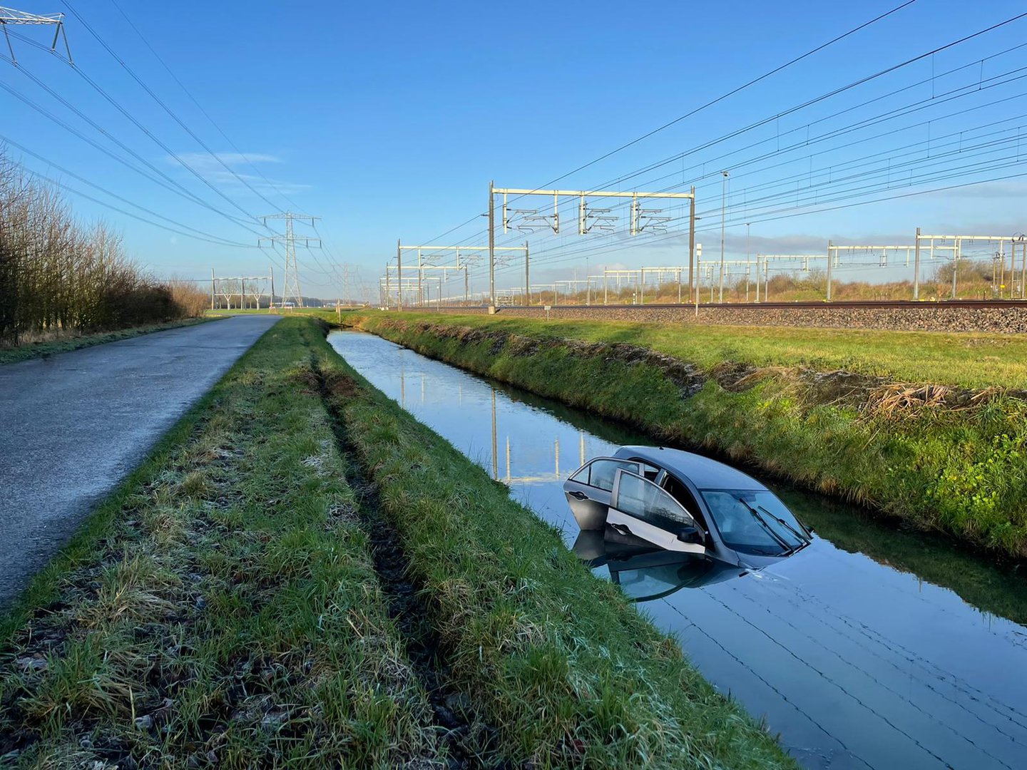 Automobilist haalt nat pak na glijpartij op spekgladde weg