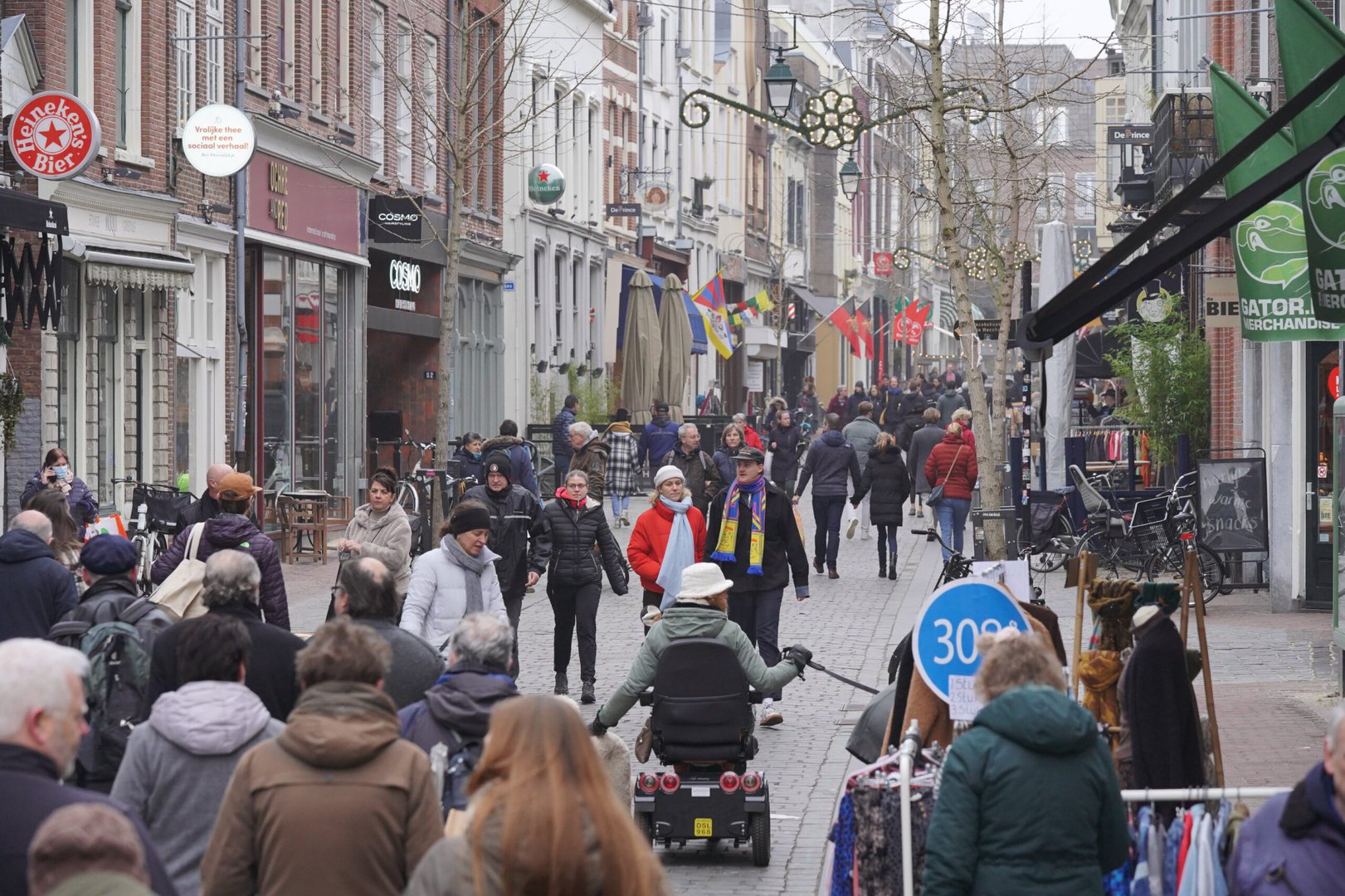 Drukte in de binnenstad van Nijmegen nu winkels de deuren weer geopend hebben