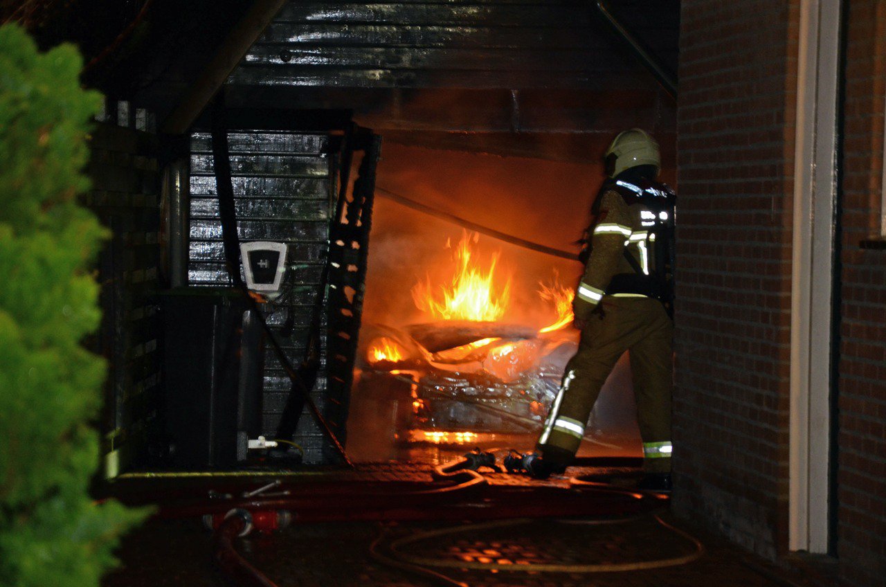 Uitslaande brand verwoest Porsche 911 in Vorden