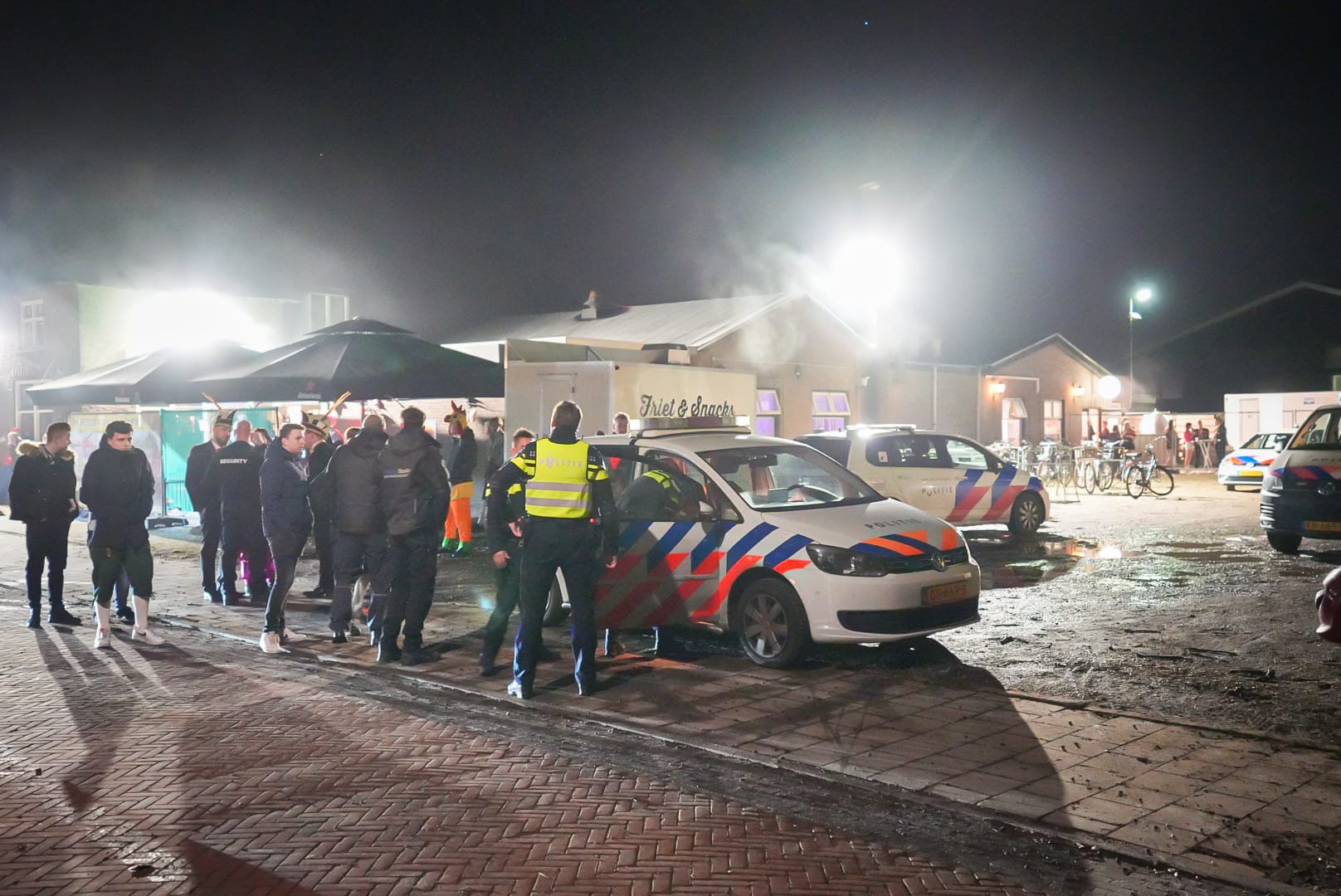 Flinke vechtpartij bij café tijdens carnaval: politie rukt groot uit