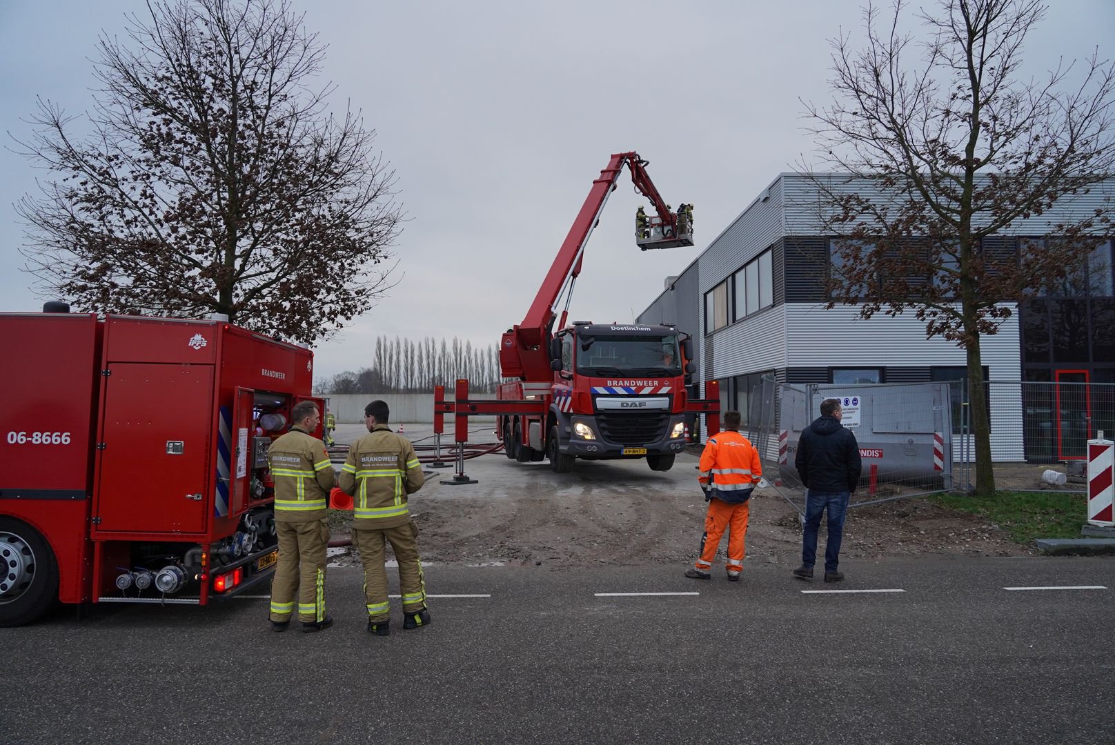 VIDEO: Brand in dak van bedrijfspand in aanbouw: “Brand bij zonnepanelen begonnen”