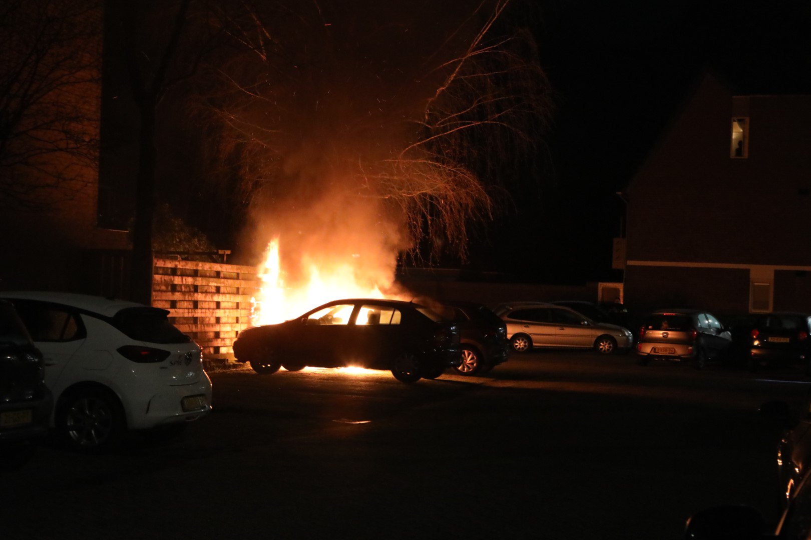 Auto in brand in Nijmegen, politie doet onderzoek