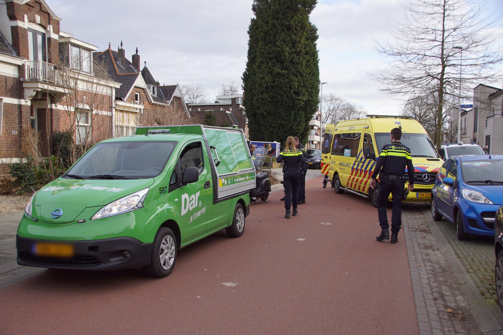 Scooterrijder knalt achterop wagen van DAR in Nijmegen