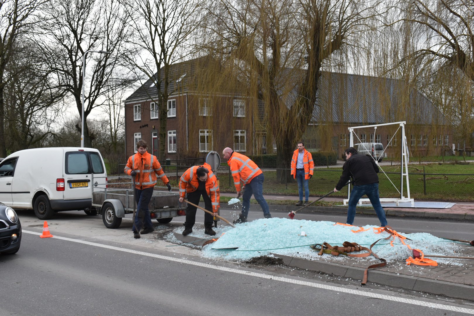 Vrachtwagen verliest glasplaten: Doorgaande weg in Huissen bezaaid met glas