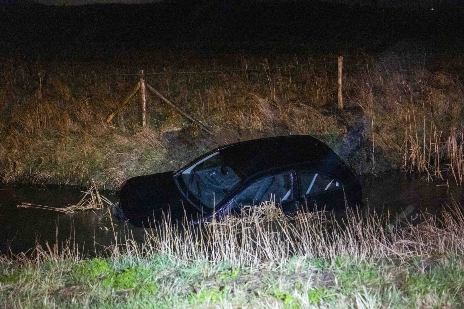 Auto raakt te water in Elst