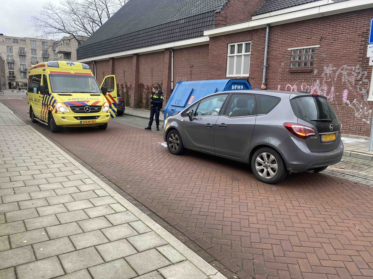 Automobilist raakt onwel en knalt tegen bouwcontainer in Nijmegen