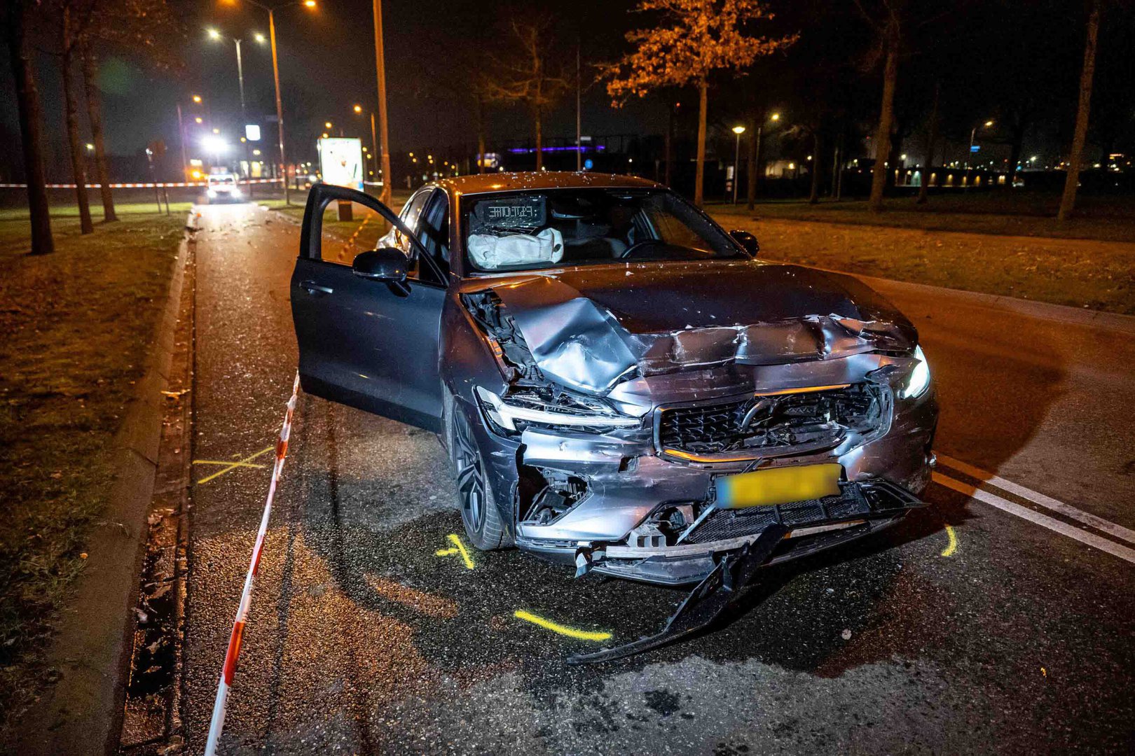 Achtervolging eindigt in crash Nijmegen: agent gewond