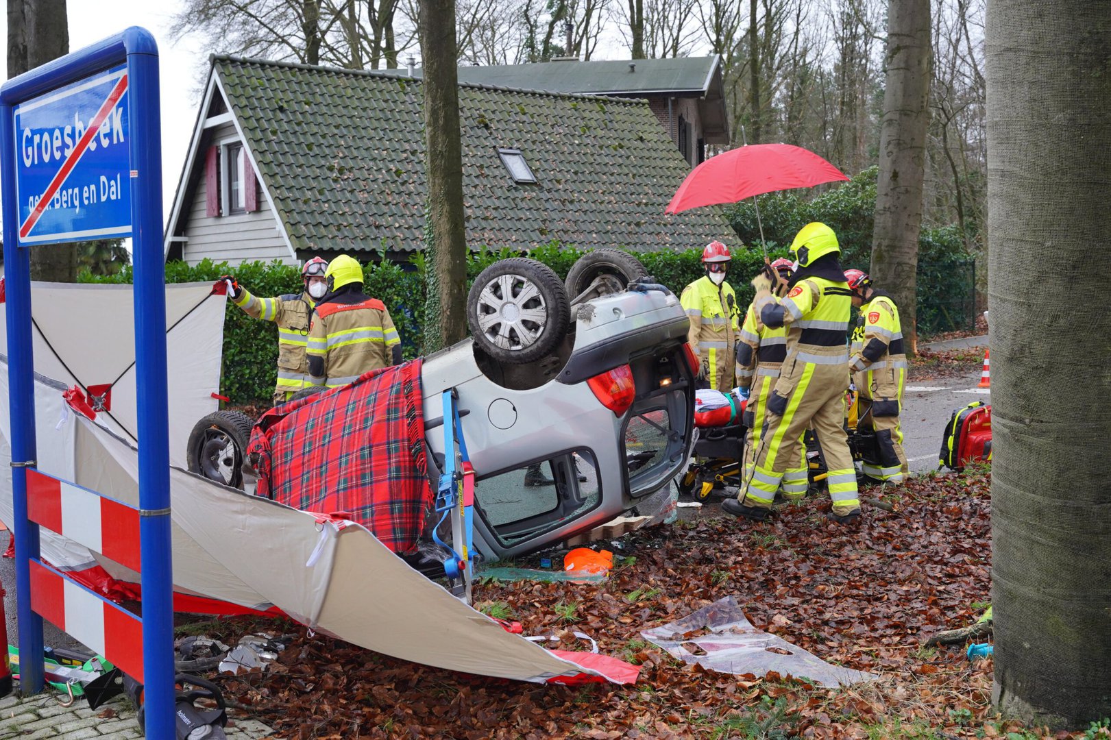 Auto knalt tegen boom en komt op kop tot stilstand