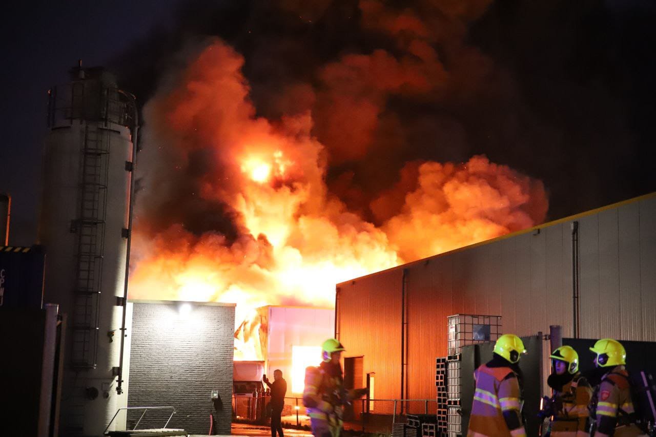 Explosiegevaar bij vlammenzee op industrieterrein Ochten