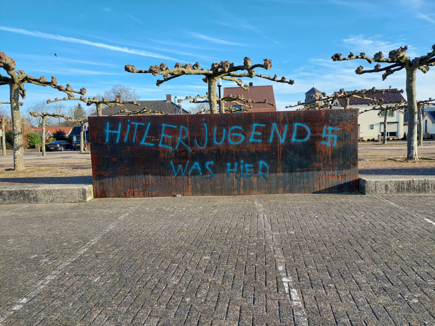 Hakenkruizen en Hitler-leuzen gespoten in Bemmel: “Kwetsende bekladdingen”